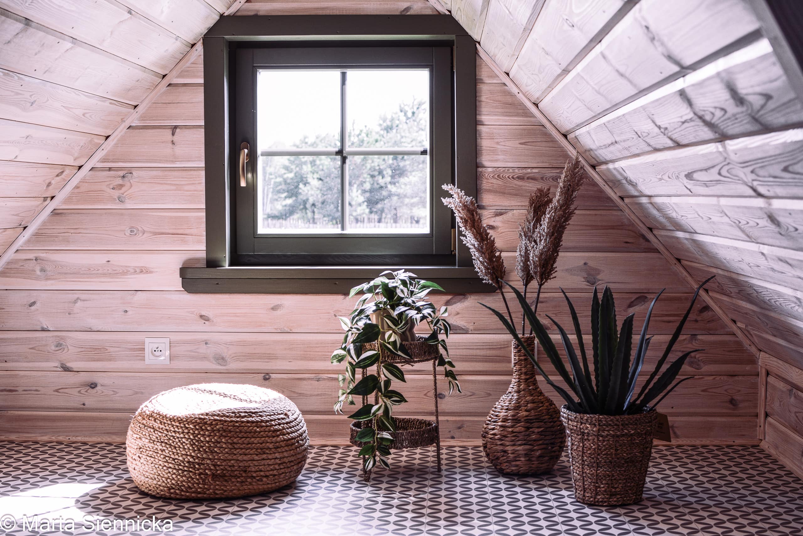 Detal wnętrza — okno, rośliny, naturalne materiały