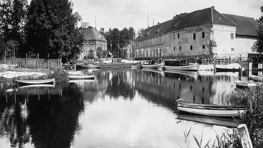 Mazurski kanał — archiwalne, czarno-białe zdjęcie z dawnymi łodziami