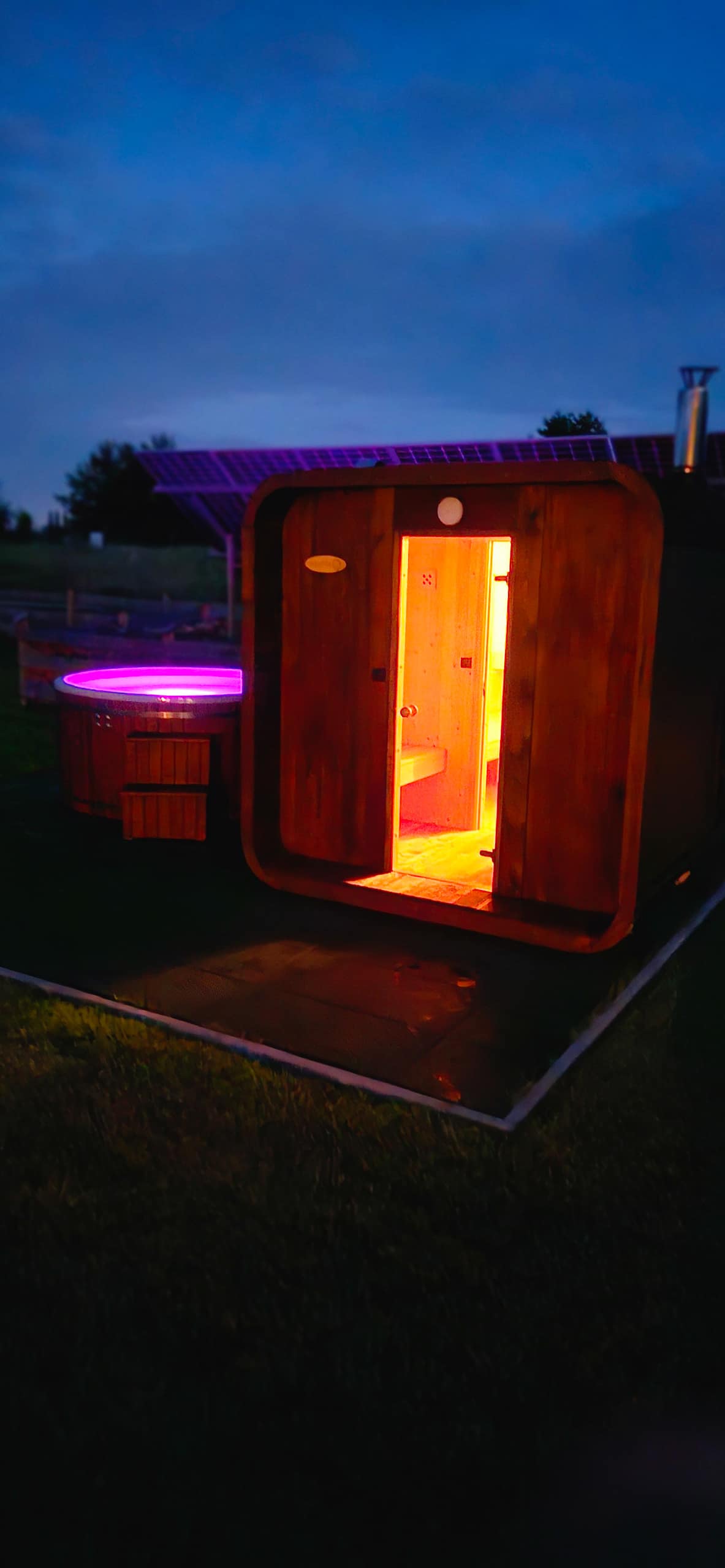 Balia i sauna o zmierzchu — para nad gorącą wodą